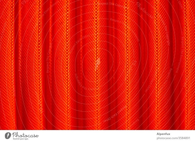 Vorhang auf rot Stoff Licht Muster Schatten Innenaufnahme Detailaufnahme Strukturen & Formen Menschenleer Nahaufnahme Farbfoto Gardine Kontrast Makroaufnahme