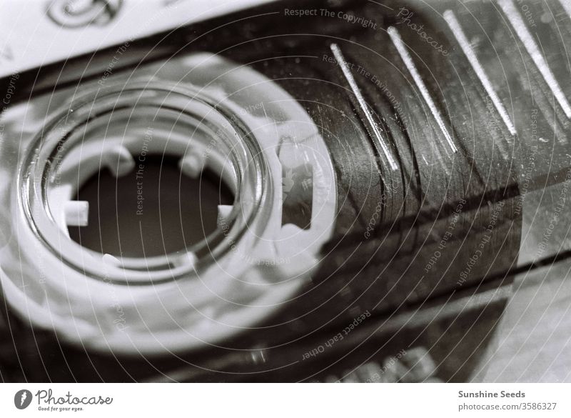Makro-Nahaufnahme eines alten Plastikkassettenbandes in Schwarz-Weiß Musik Rolle SCHWARZ-WEIß schwarz-weiß schwarz auf weiß altmodisch veraltet Oldschool 80s