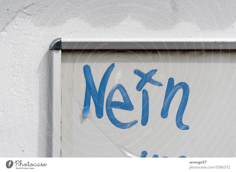 Das Wort Nein mit blauem Stift auf eine graue Tafel geschrieben Schreibtafel Verneinen Buchstaben Schriftzeichen Farbfoto Menschenleer Außenaufnahme Nahaufnahme