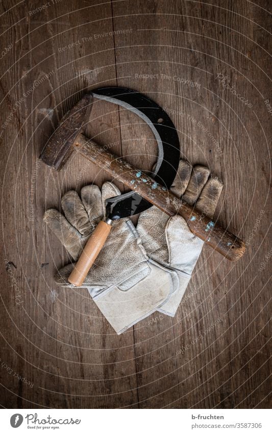 Sichel, Hammer und Arbeitshandschuhe auf Holzbrettern Werkzeug Handschuhe Schutzhandschuhe Kommunismus Symbole & Metaphern Politik & Staat Zeichen