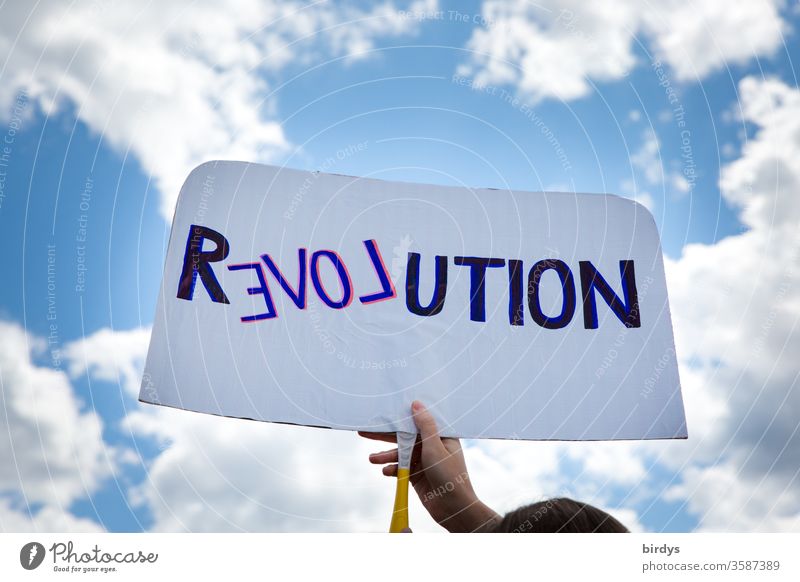 Revolution im Geiste der Liebe. DemonstrantIn mit Schild propagiert Veränderung im Sinne von Mitmenschlichkeit , Gleicheit und Nächstenliebe Menschlichkeit