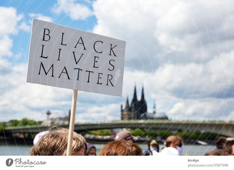 blacklivesmatter. Demonstration in Köln gegen Rassismus und Polizeigewalt. Auslöser war der durch Polizeigewalt zu Tode gekommene Schwarze George Floyd Schild