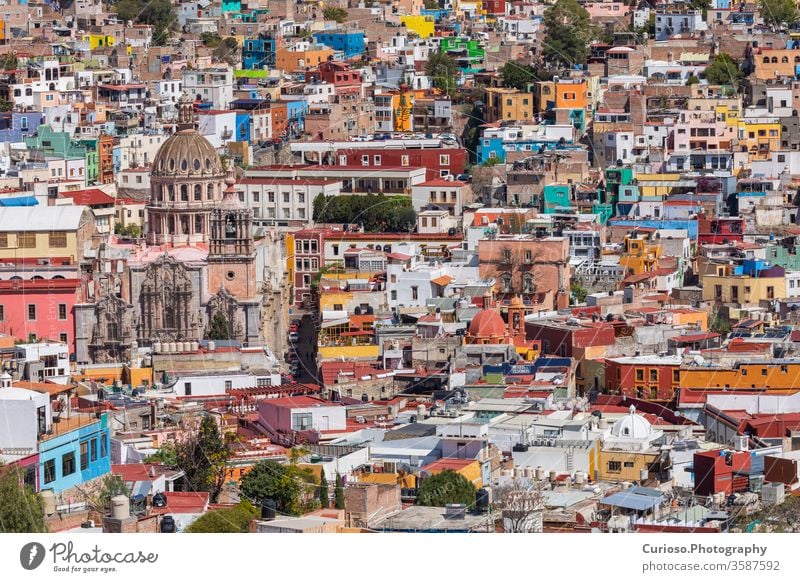 Altstadt von Guanajuato City. Farbenfrohe Häuser am Hang gebaut. Bundesstaat Guanajuato, Mexiko. Großstadt unesco amerika Architektur Kunst Gebäude Kathedrale