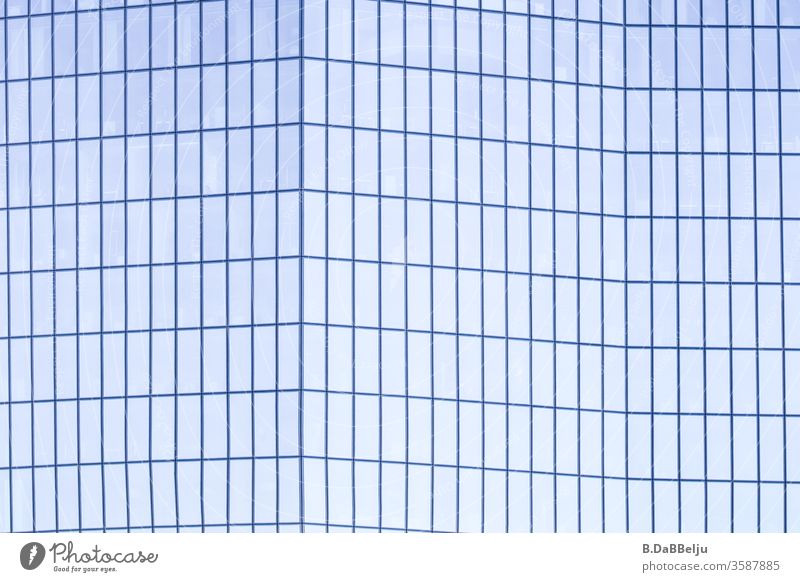Hochhaus gefaltet in zartem blau. Symmetrie modern Menschenleer Fassade Architektur Fortschritt Turm Gebäude Glas ästhetisch eckig elegant Erfolg Stadt