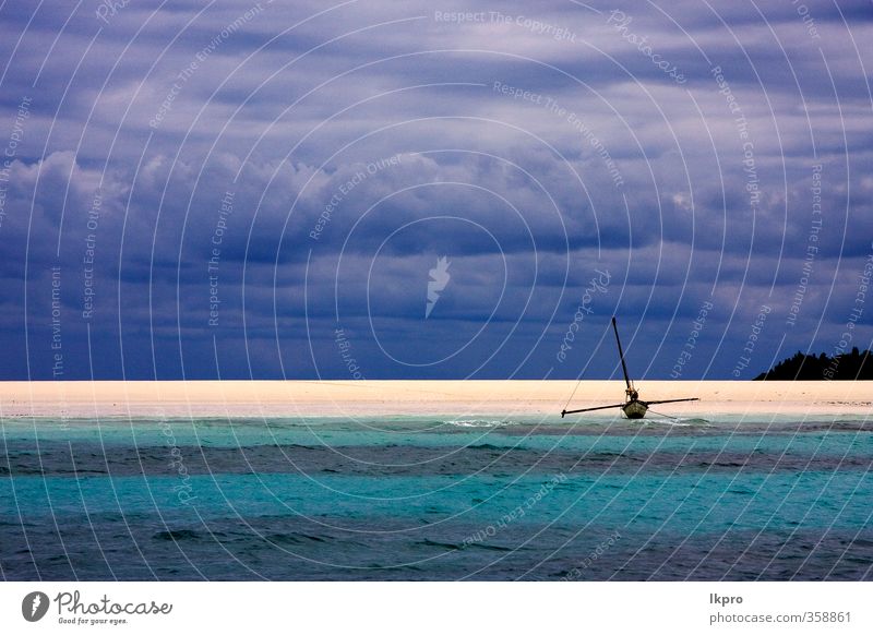 piragua am Strand von Nosy be madagascar Meer Insel Segeln Sand Wolken Küste Wasserfahrzeug blau braun grün schwarz weiß Farbe Madagaskar Nosy Be