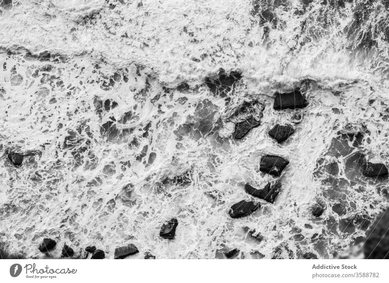 Majestätische Wellen eines mächtigen Ozeans Meer Kraft winken Absturz Unwetter Hintergrund Wasser Republik Irland Küste Ufer wild abgelegen schäumen malerisch