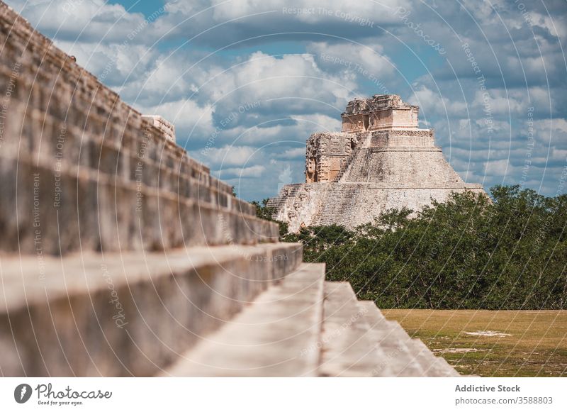 Alter Pyramidentempel im üppigen grünen Laub Tempel Chichén Itzá Mexiko antik el castillo Historie heilig majestätisch Zivilisation reisen Stein Schritt