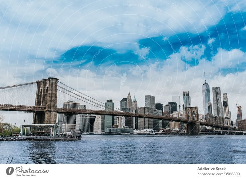 Brooklyn-Brücke über den Fluss in New York City Brooklyn Bridge Suspension Stadtbild Wolkenkratzer spektakulär urban Großstadt Wahrzeichen New York State