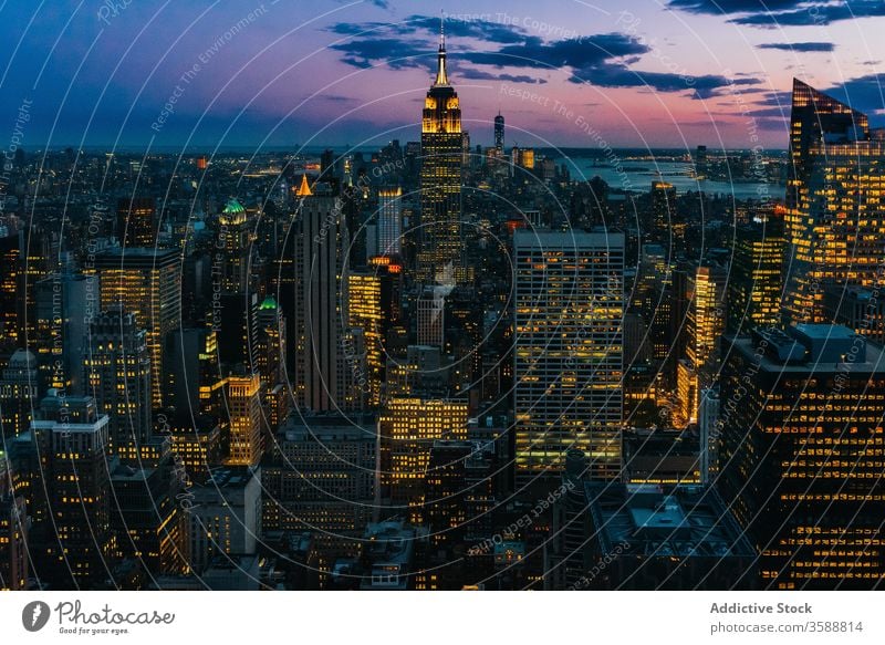 Malerische Stadtlandschaft mit Wolkenkratzern bei Nacht Stadtbild Skyline Sonnenuntergang leuchten glühen Fassade Abend Megalopolis Manhattan New York State USA