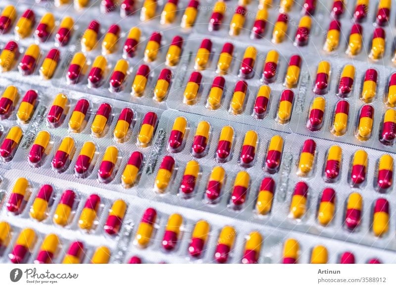 Antibiotika-Kapselpillen in Blisterverpackung an der Produktionslinie einer pharmazeutischen Fabrik. Konzept der pharmazeutischen Industrie und Pharmazie. Antibiotika-Resistenz. Verpackung von Pillen.