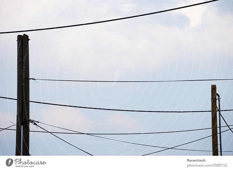 Viele Stromleitungen zeichnen ein Muster in den Himmel. blau Wolken bewölkt Kabel Leitungen gespannt Masten Strommasten befestigt hängen Energie liefern