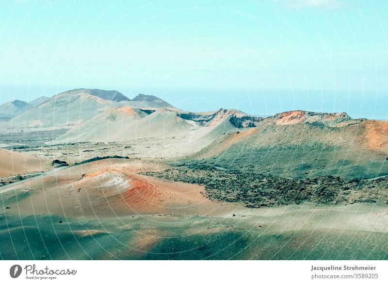 Montañas del Fuego, Timanfaya Nationalpark, Lanzarote, Spanien Geologie Ausflug Menschenleer Felsformationen Schwarze Landschaft Reisefotografie Wolken Vulkane