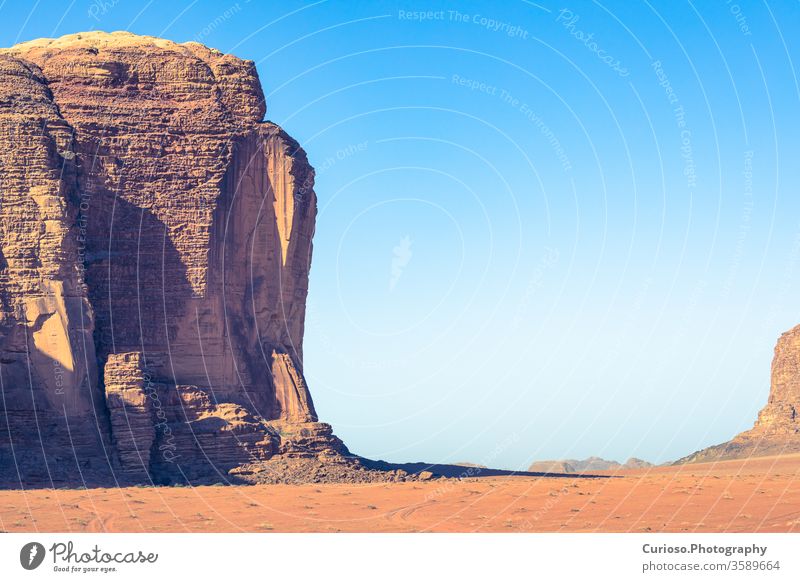Rote Sandwüste an einem sonnigen Sommertag in Wadi Rum, Jordanien. Naher Osten. UNESCO-Weltkulturerbe und bekannt als das Tal des Mondes. Landschaft reisen