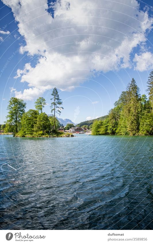 Schönau am Königsee, vom Wasser aus gesehen. Berchtesgadener Alpen Berchtesgadener Land Berge Königseeschiffahrt Schifffahrt Tourismus blau grün Wolken