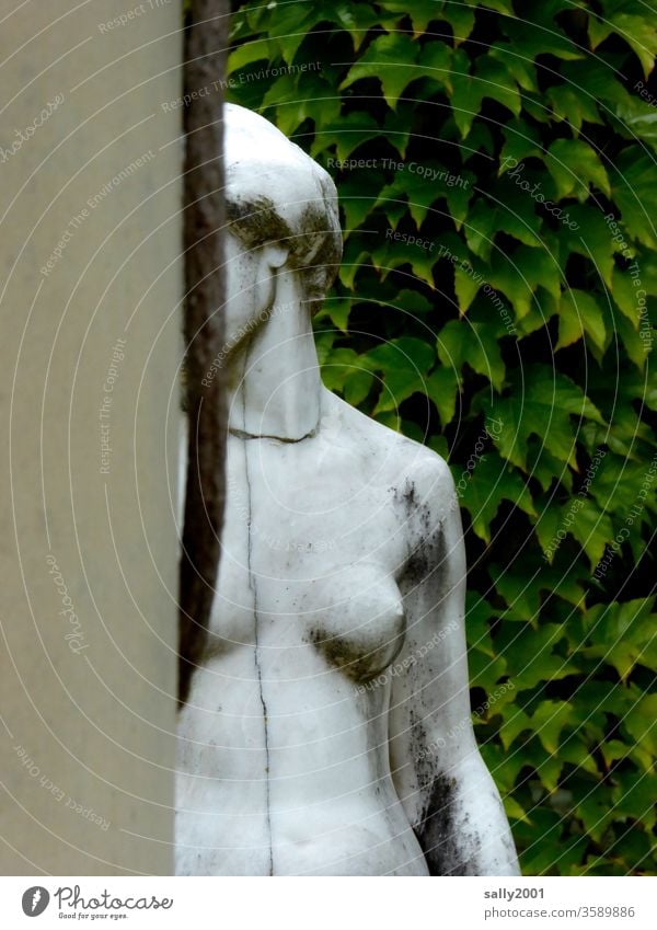 schüchtern... Frau Mädchen nackt Skulptur Statue inkognito wegschauen verstecken Brust Akt Erotik Frauenkörper schön schmutzig feminin weiblicher Akt Körper