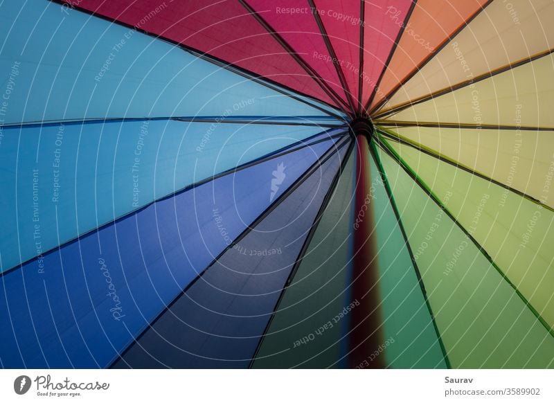 Ein Regenbogenfarbener Regenschirm. Farben, die auch die Flagge des LGBT-Stolzes und der Gleichberechtigung repräsentieren. farbenfroh Gleichstellung vibgyor