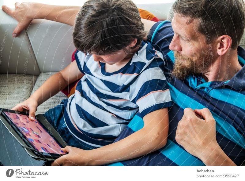 wir können ja nicht immer nur lesen laptop Computer zu Hause bleiben Familie Farbfoto Innenaufnahme Nahaufnahme Kind Junge Kindheit Tag Licht Kontrast Porträt