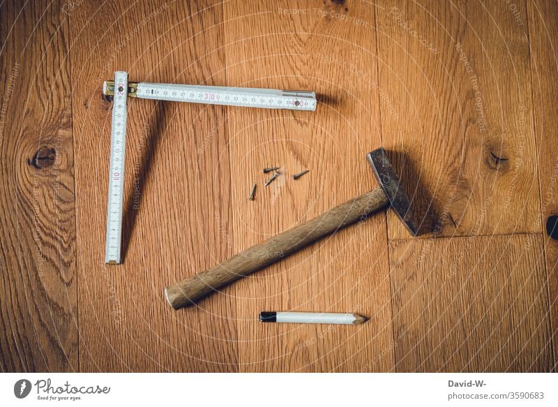 Werkzeug - Heimwerken Hammer Zollstock Nägel Bleistift planen bauen Holzboden holz parkettboden zu hause Baumarkt Handwerk Nagel heimwerken
