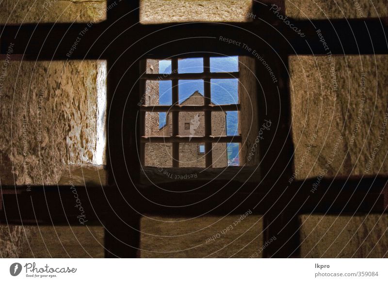 ein paar Gitter in einer Zelle des Schlosses von Glocke Architektur Kultur Burg oder Schloss historisch blau schwarz Platzangst lkpro castello Bellinzona grata