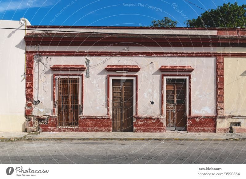 Fassade eines typischen mexikanischen Kolonialgebäudes mit Holztüren in Merida, Yucatan, Mexiko kolonial Gebäude Tourismus Mérida Straße farbenfroh Architektur