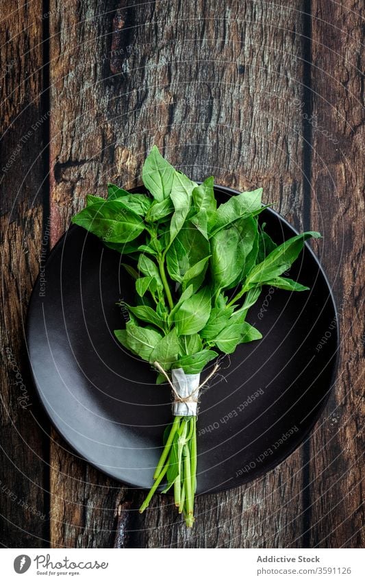 Frische Minze auf Holztisch Kraut frisch grün aromatisch Lebensmittel natürlich Gesundheit kulinarisch rustikal organisch Bestandteil Küche Aroma Pflanze