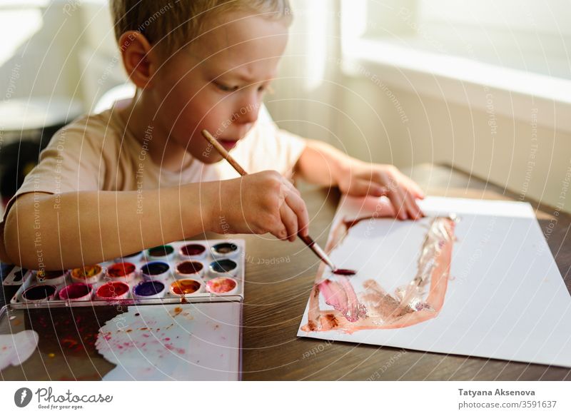 Kinder zeichnen sehr begeistert in Aquarell Zeichnung Junge Wasserfarbe Kunst heimwärts Morgen sonnig Kindheit Bildung Farbe kreativ wenig Kreativität