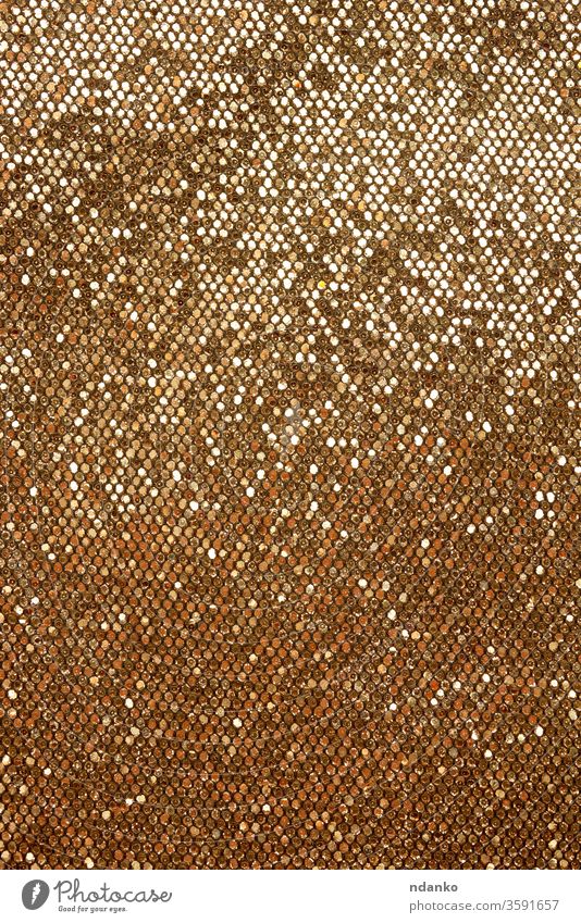goldenes Leder mit glänzender Textur zum Nähen von Kurzwaren abstrakt Hintergrund Tasche blanko hell braun Nahaufnahme Farbe Bügelfalte schillernd Dekor