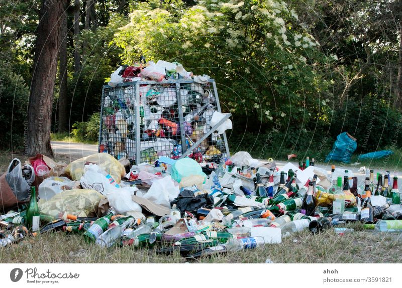 Müllberg im Park Abfall Grünflächen Müllentsorgung Gleichgültigkeit Abfallentsorgung öffentlicher Raum Mülltrennung achtlos Plastikverpackung Vermüllung