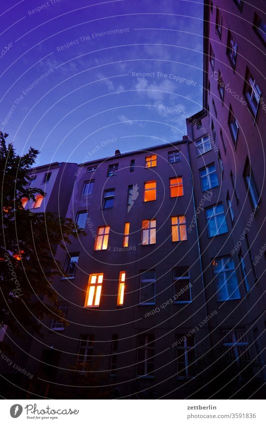 Hinterhof an einem Frühsommerabend altbau außen brandmauer dunkel dunkelheit fassade fenster haus himmel himmelblau hinterhaus hinterhof innenhof innenstadt