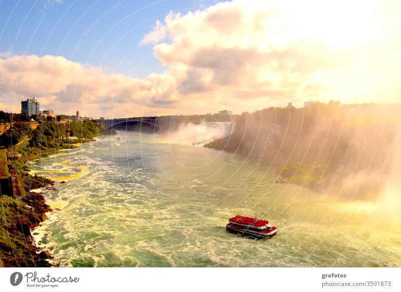 Niagara Falls And The Red Point Niagarafälle Gischt Wasserfall Wasserfälle Kanada USA Schlucht Fluss Rot Schiff Touristen Tourismus Sehenswürdigkeit Grenze
