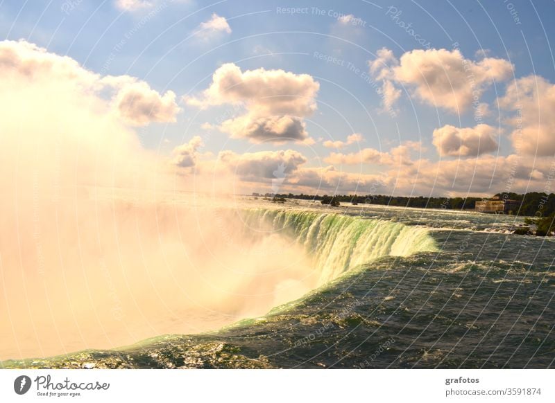 The Canadian Side Of Niagara Falls Niagarafälle Gischt Wasserfall Wasserfälle Kanada USA Schlucht Fluss Rot Schiff Touristen Tourismus Sehenswürdigkeit Grenze