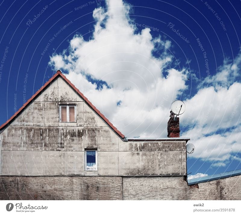 Auf Empfang Haus Wand Fenster Himmel blau Dachrinne Schornstein Menschenleer Gebäude Textfreiraum oben alt Architektur Altstadt Häusliches Leben Wohnung