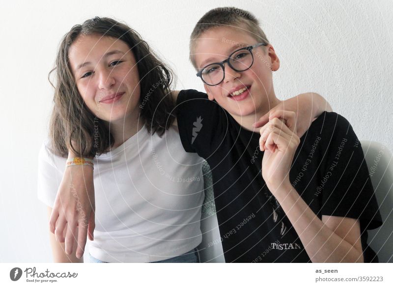 Bruder und Schwester Jugendliche Mädchen Junge Geschwister Zwillinge brünett blond schwarz weiß gemeinsam zusammen Familie Blick in die Kamera Kindheit
