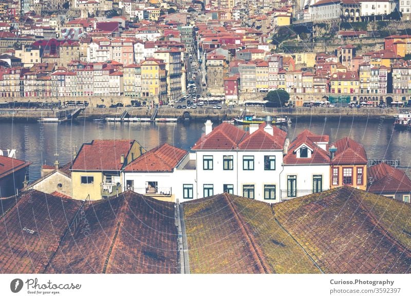 Douro-Fluss und Ribeira von Dächern in Vila Nova de Gaia, Porto, Portugal. Ansicht Großstadt alt Stadt Architektur Brücke reisen historisch Portugiesisch Europa