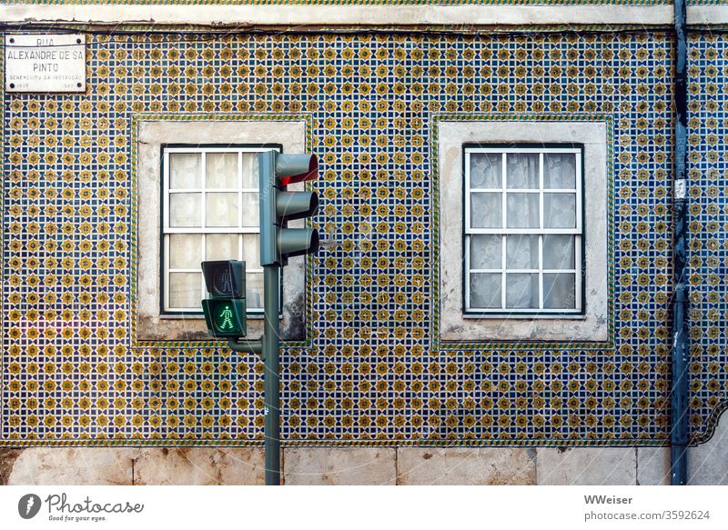 Grüne Ampel vor Fassade in Lissabon Ampelmännchen Portugal Kacheln bunt Haus Fenster Fliesen u. Kacheln mehrfarbig Ferien & Urlaub & Reisen Design alt Wand