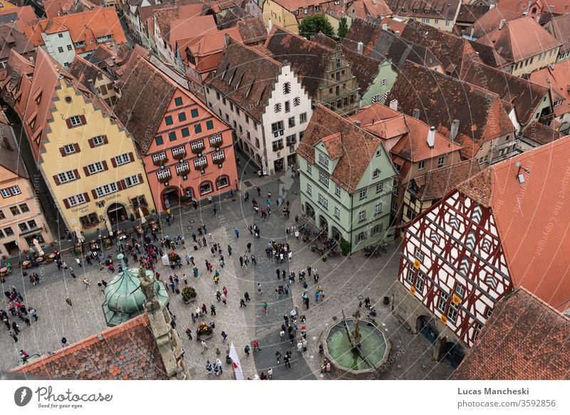 Blick auf den Platz von Rothenburg, Deutschland, während eines örtlichen Mittelalterfestes Antenne Architektur Gebäude Großstadt Stadtbild Stadtquadrat Farben