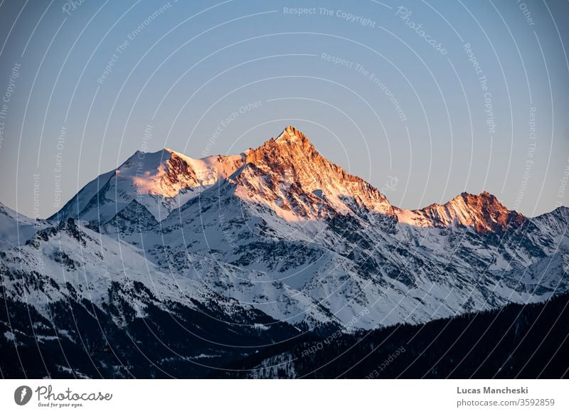 Schweizer Alpen zur goldenen Stunde des Sonnenuntergangs in den kalten Wintern von Crans Montana, Schweiz alpin Ehrfurcht atemberaubend Wolken feurig Einfrieren