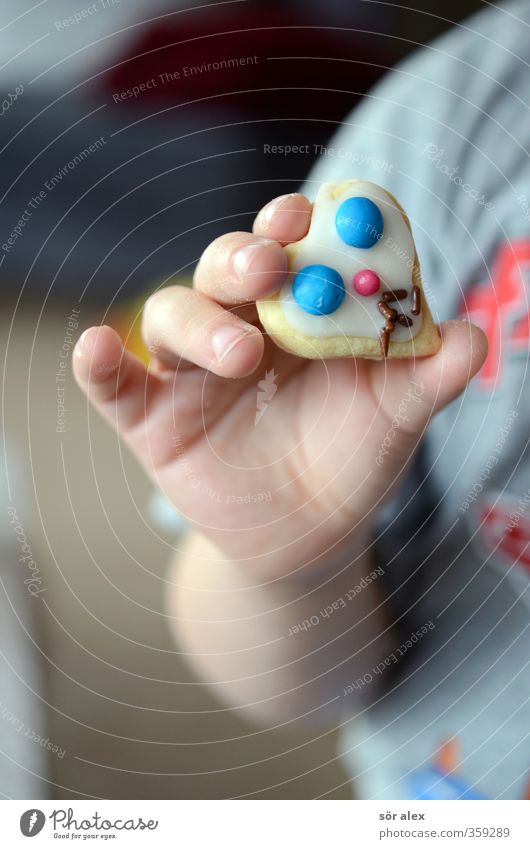 Käks Lebensmittel Süßwaren Ernährung Essen Mensch Kind Kleinkind Kindheit Hand 1 lecker herzförmig festhalten Farbfoto mehrfarbig Nahaufnahme Detailaufnahme