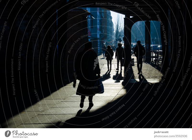 Winterharte Gestalten kommen bei sonnigen Wetter gut durch den Tag Kreuzberg Inspiration Silhouette Schatten Schattenspiel Dimension gehen Wege & Pfade
