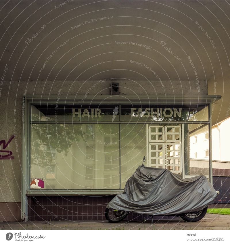 Hair | Fashion schön Körperpflege Haare & Frisuren Friseursalon Arbeitsplatz Handwerk Arbeitslosigkeit Stadt Haus Architektur Ladengeschäft Schaufenster