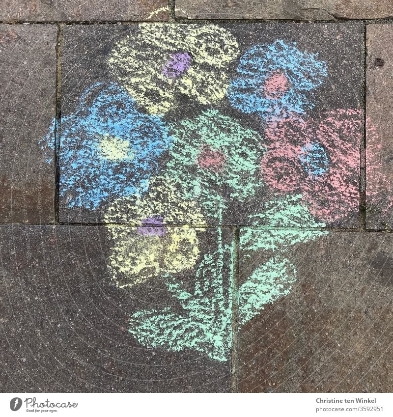 Blumenstrauß mit Straßenmalkreide auf Natursteine gemalt bunt Strassenmalerei malen Kreide Freizeit & Hobby zeichnen Kindheit Kinderspiel Freude Spielen