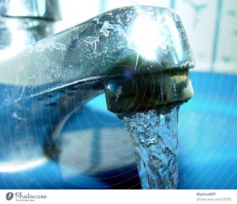 ::: Watershot ::: Wasserhahn fließen kalt Kalk blau crome