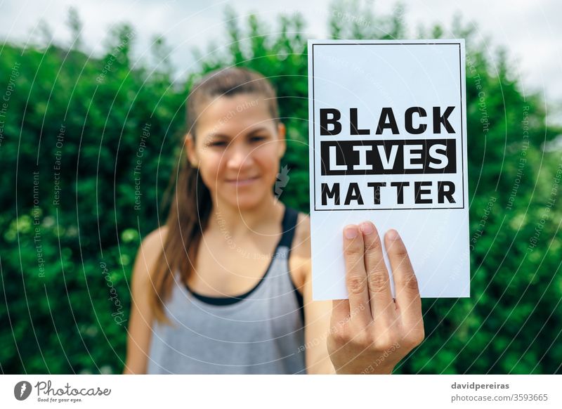Frau zeigt Symbol gegen Rassismus schwarz lebt Faust Angelegenheit Fremdenfeindlichkeit Missbrauch Diskriminierung protestieren zeigend Zeichen Postkarte