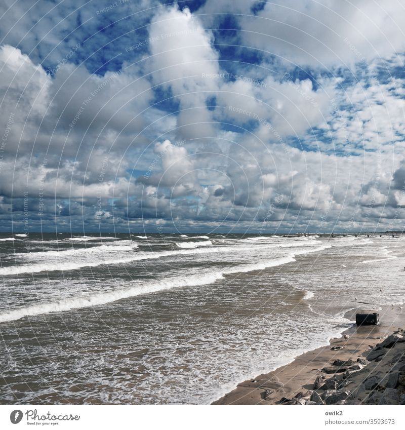 Es schlägt Wellen Küste Ufer Ostsee Himmel Wolken Wasser Strand Meer Außenaufnahme Natur Landschaft Farbfoto Menschenleer Horizont blau Textfreiraum oben