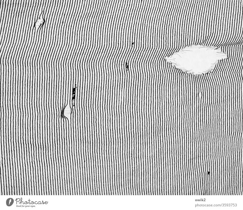 Kommt Zeit, kommt Loch Sichtschutz schäbig engmaschig zerschlissen marode durchscheinend verfallen abgenutzt Muster Struktur Linien schwarz weiß parallel viele