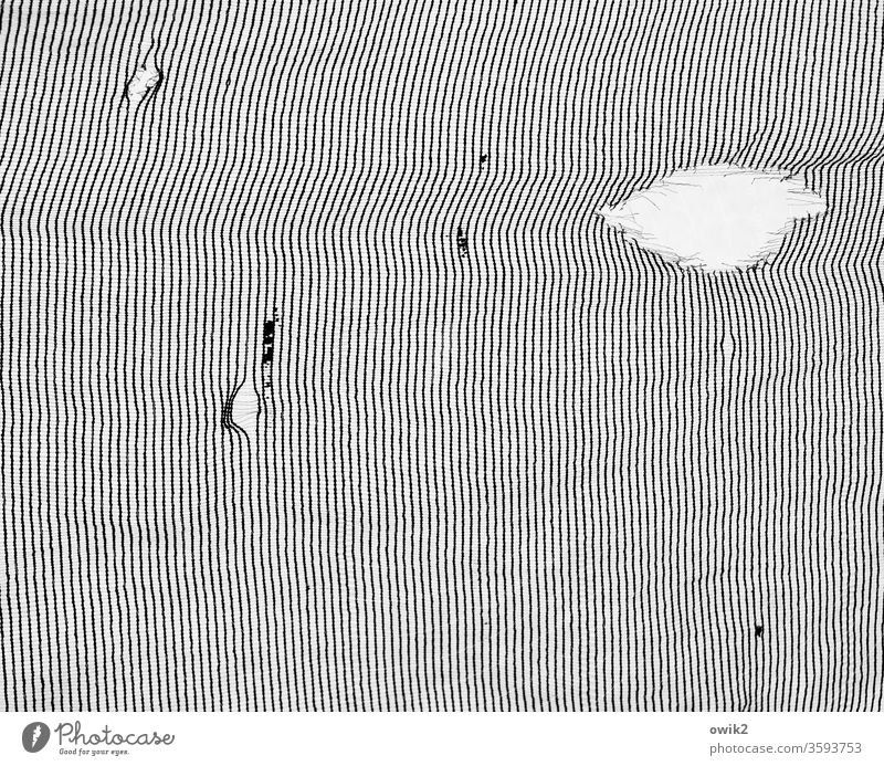 Textur Sichtschutz schäbig engmaschig zerschlissen marode durchscheinend verfallen abgenutzt Muster Struktur Linien schwarz weiß parallel viele unklar