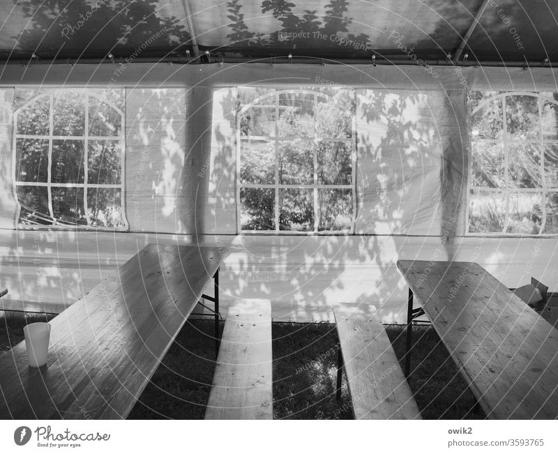 Zeltlager Innenaufnahme Fenster Kunststoff Bank Tisch Sonnenlicht Schönes Wetter Fensterplatz Schwarzweißfoto Schatten Fensterblick Licht Kontrast