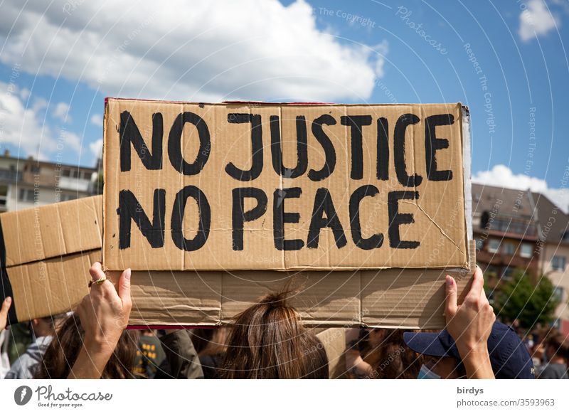 No justice - no peace. keine Gerechtigkeit - kein Frieden. Pappschild mit Aufschrift auf black lives matter - Demonstration gegen Rassismus und Polizeigewalt