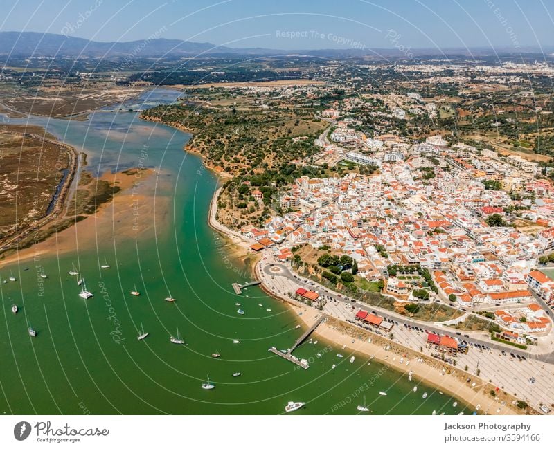 Luftaufnahme der Natur und der Stadt Alvor, Algarve, Portugal alvor Seeküste Meereslandschaft MEER Bucht Antenne Landschaft Jachthafen alvor portugal