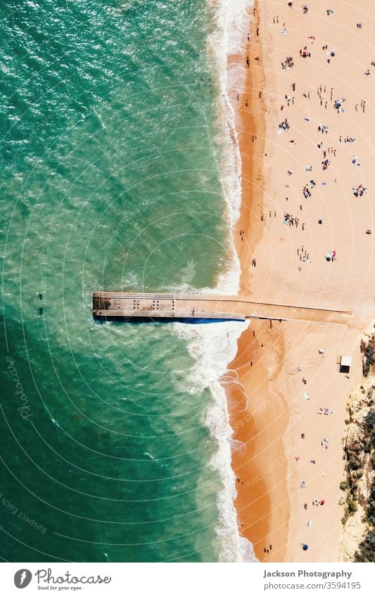 Luftaufnahme von Pier und Strand in Albufeira, Portugal Antenne Textfreiraum Landschaft Menschen Touristen touristisch Algarve atlantisch sonnig gelb Saison